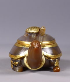 An Exquisite Agate Cover with Gold Turtle Brush Washer