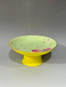 An Exquisite Famille-Rose Flower and Fruit Pattern Plate
