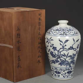 An Exquisite Blue and White Lotus Pattern Flower and Fruit Pattern Vase