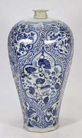 An Exquisite Blue and White Lotus Pattern Phoenix Pattern Vase