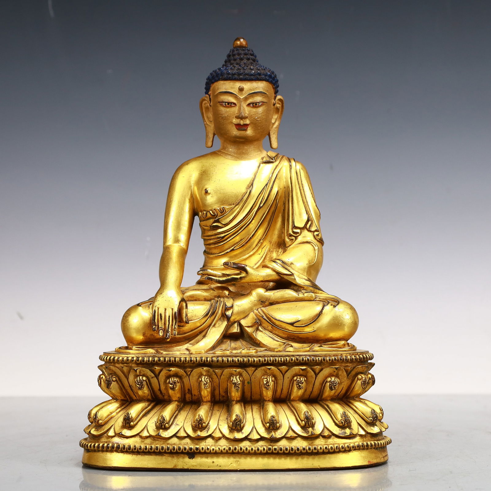 A Exquisite Gilt Bronze Statue of Sakyamuni: A Exquisite Gilt Bronze Statue of Sakyamuni Qing Dynasty, China Size:6.9inx4.7inx10.6in Weight:2950g铜鎏金如来 中国清代 Size:17.5cmx12cmx27cm Weig