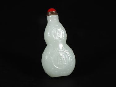 An Exquisite White Jade Snuff Bottle