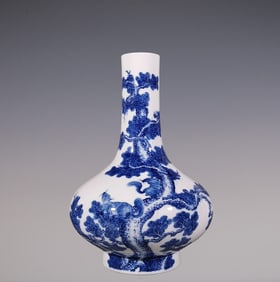 An Exquisite Blue and White Pine Pattern Squirrel Pattern Vase