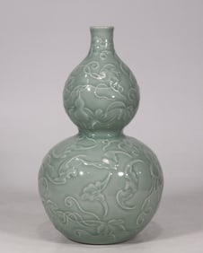 An Exquisite Celadon Glazed Bats Pattern Gourd-Shaped Vase