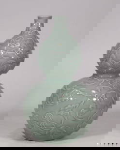 An Exquisite Celadon Glazed Bats Pattern Gourd-Shaped Vase: An Exquisite Celadon Glazed Bats Pattern Gourd-Shaped Vase Qing Dynasty, China Qianlong Six-character Mark Size:11.5inx6.3in&#35910;&#38738;&#37321;&#38613;&#21051;&#33899;&#33446;&#34649;&#34656;&#33