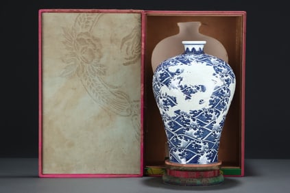 An Exquisite Blue and White Seawater Pattern Dragon Pattern Vase