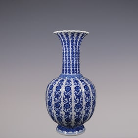 An Exquisite Blue and White Flower Pattern Vase