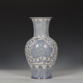 An Exquisite Ding yao Lotus Pattern Vase