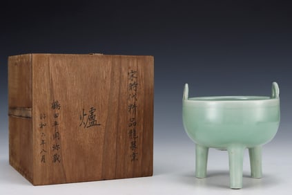 An Exquisite Long quan yao Celadon Glazed Double-Ears and Tripod Censer