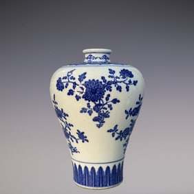 An Exquisite Blue and White Flower and Fruit Pattern Vase