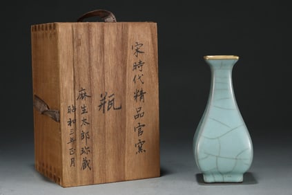An Exquisite Guan yao Painted Gold Vase