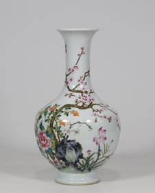 An Exquisite Famille-Rose Flower Pattern Vase