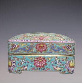 An Exquisite Enamel Painted Gold Bats and Peach Pattern Lotus Pattern Landscape and Figure Pattern