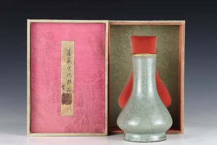 An Exquisite Guan yao with poem Vase