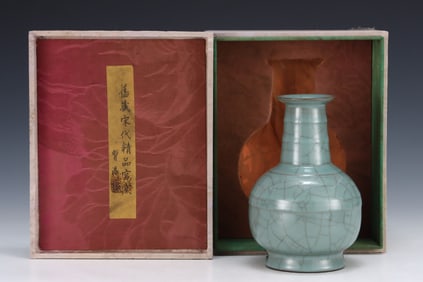 An Exquisite Guan yao with poem Vase
