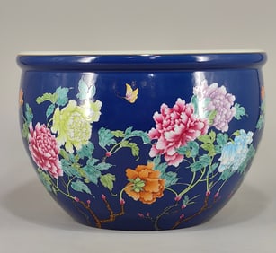 An Exquisite Famille-Rose Flower and Butterfly Pattern Vat