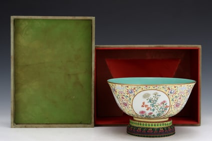 An Exquisite Famille-Rose Lotus Pattern Flower Pattern Bowl
