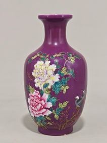 An Exquisite Famille-Rose Flower and Bird Pattern Vase