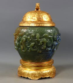 An Exquisite Jasper Cover with Gold Chi-Dragon Pattern Lotus Pattern Jar