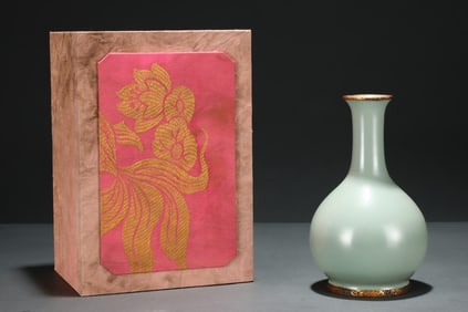 An Exquisite Longquan yao Cover with Gold Vase