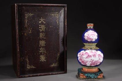 An Exquisite Blue Glazed Iron-Red Glazed Painted Gold Landscape and Figure Pattern Gourd-Shaped Vase