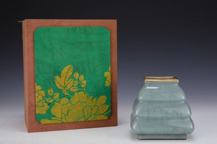 An Exquisite Guan yao Cover with Gold Vase,with an Imperial Poem by Emperor Qianlong