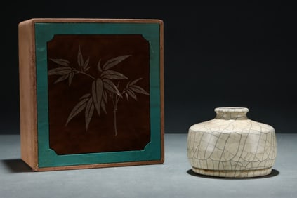 An Exquisite Ge yao Vase