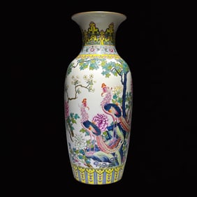 A Huge Enamel Painted Gold Peony and Phoenix Pattern Vase
