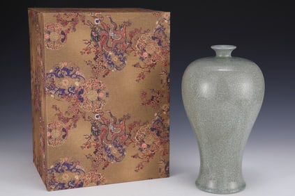 An Exquisite Ru yao Vase,with an Imperial Poem by Emperor Qianlong