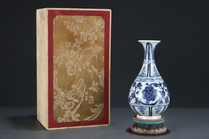 An Exquisite Blue and White Flower Pattern Vase