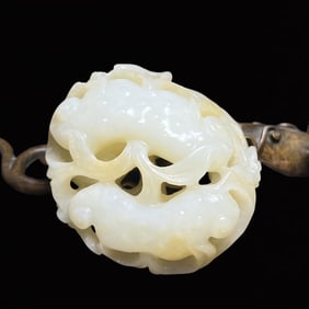 An Exquisite White Jade Hand Piece