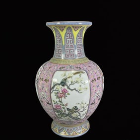 An Exquisite Famille-Rose Flower and Bird Pattern Painted Gold Vase