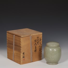 An Exquisite Yue yao Flower Pattern With cover Jar
