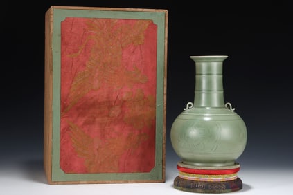 An Exquisite Yue yao Flower Pattern Double-Ears Vase