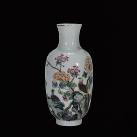 An Exquisite Famille-Rose Flower and Bird Pattern Painted Gold Vase
