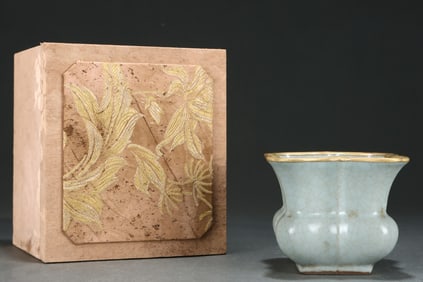 An Exquisite Guan yao Cover with Gold Jar