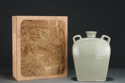 An Exquisite Yue yao Celadon Glazed Dragon and Phoenix Pattern Vase