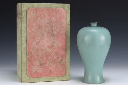 An Exquisite Ru yao Vase,with an Imperial Poem by Emperor Qianlong
