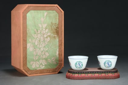 A Pair of Exquisite Doucai Flower and Bird Pattern Cups