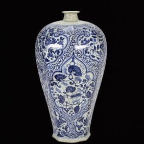 An Exquisite Blue and White Flower Pattern Vase