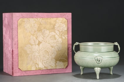 An Exquisite Yue yao Tripod Double-Ears Censer