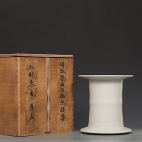 An Exquisite White Glazed Vase