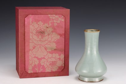An Exquisite Guan yao Cover with Gold Vase