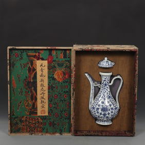 An Exquisite Blue and White Flower Pattern Ewer