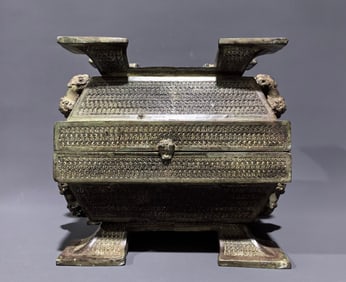 An Archaic Bronze Auspicious Cloud Pattern Beast-Ears Food Vessel