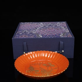 An Exquisite Red Glazed Painted Gold Flower Pattern Plate,With Poem