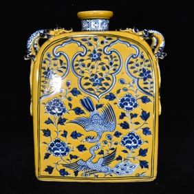 An Exquisite Blue and White Flower and Bird Pattern Vase