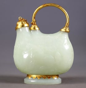 An Exquisite White Jade Cover with Gold Horse Pattern Ewer