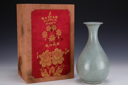 An Exquisite Guan yao Vase