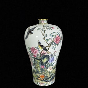 An Exquisite Famille-Rose Flower and Bird Pattern Painted Gold Vase,With Poem